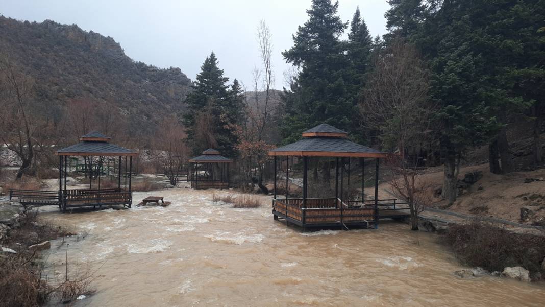Konya'nın "patlayan kaynağı" erken coştu! Ziyaretçiler kar yağmur demiyor, geliyor 2